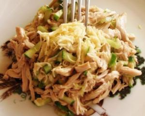 Простой салат с курицей и огурцами