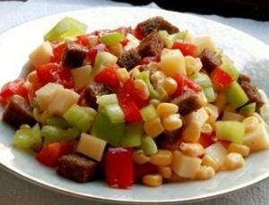 "Пёстрый" салат из перца, сыра и кукурузы