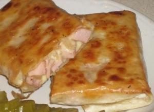 Рулет из лаваша с колбасой и сыром