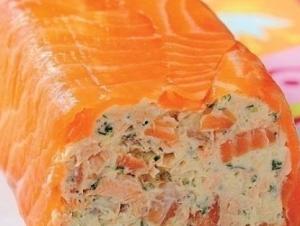 Рулет из творожного сыра и копченого лосося