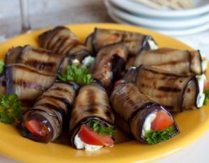 Рулетики из баклажана с фетой и помидорами