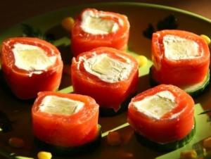 Рулетики из форели с огурцом и сливочным сыром