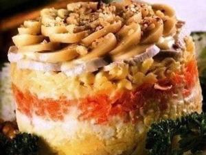 Салат "Курочка с орешками"