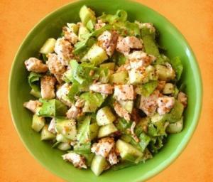 Салат из курицы и огурцов с горчичной заправкой