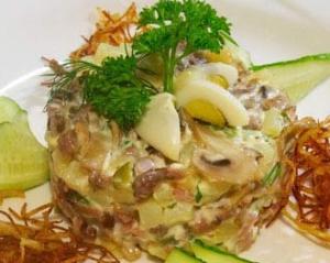 Салат с говядиной и грибами