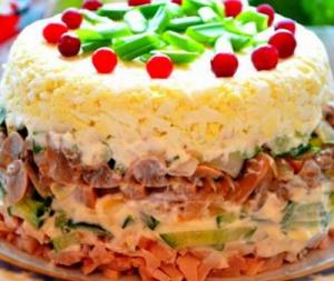 Салат с копченой курицей и грибами