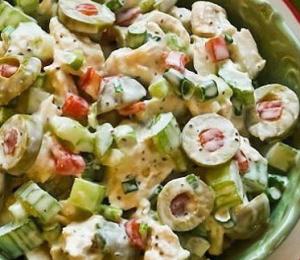 Салат с курицей и оливками