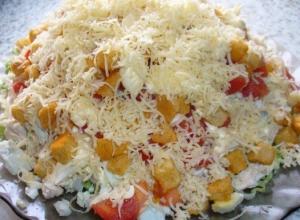 Салат с курицей, сыром и сухариками
