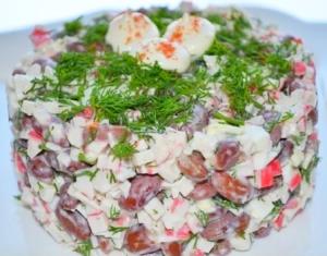 Салата с красной фасолью, сыром и крабовыми палочками
