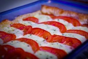 Слоеный пирог с моцареллой и помидорами