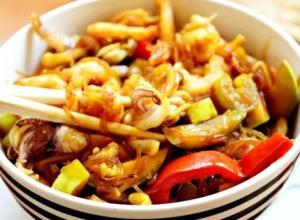 Фунчоза с овощами и морепродуктами