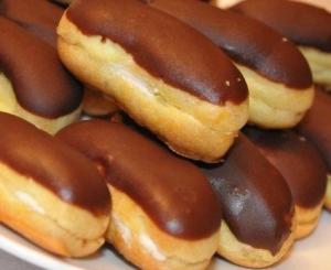 Вкусные пирожные с заварным кремом - эклеры