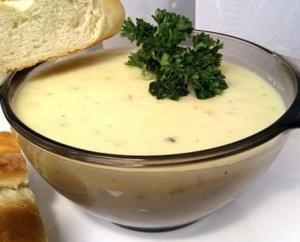 Горячий сырный суп с колбасой