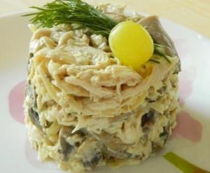 Грибной салат с курицей
