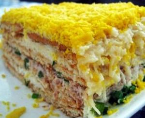 Закусочный рыбный торт-салат с крекерами