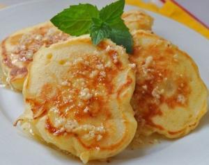 Кефирные оладьи с яблоками