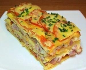 Лазанья с помидорами, сыром и ветчиной