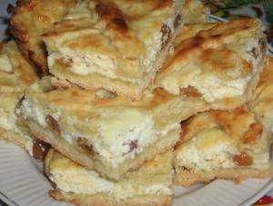 Пирог с творогом и изюмом