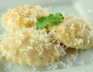 Равиоли с сыром в чесночном соусе