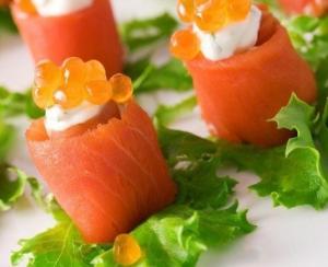 Рулетики из лосося со сливочным сыром