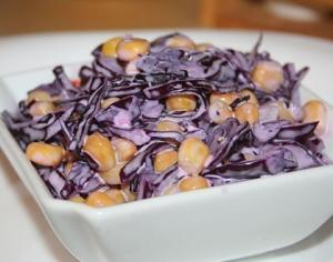 Салат из краснокочанной капусты с кукурузой