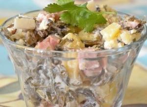 Салат с колбасой и морской капустой