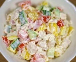 Салат с курицей и овощами