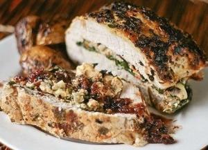 Свиной рулет, фаршированный беконом и грибами с орехами