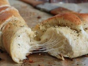 Багет с сыром и чесноком