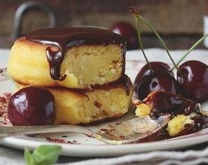 Ванильные сырники с шоколадным соусом и черешней