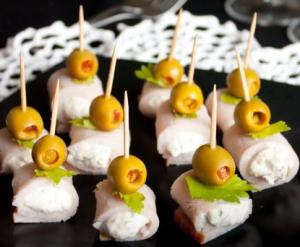 Канапе из ветчины с сырной начинкой