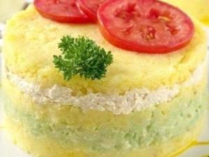 Картофельное пюре, запеченное с сыром, луком и помидорами