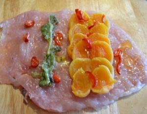 Ингредиенты: грудки куриные филе – 4 шт. больших соль, специи – по вкусу курага – по 4-5 шт. на рулетик шалфей – по 2-3 листочка на рулетик перец горький – по 3-4 колечка на рулетик  Приготовление: 1. Курагу замочить горячей водой, промыть, воду слить, курагу просушить полотенцем. 2. Куриное филе освободить от маленьких боковых филешек, накрыть пленкой, и отбить молотком до тонкого слоя. 3. Филе присолить немного по вкусу, разложить на пластинке мяса перец горький, курагу, листики шалфея, скатать мясо в рулетики, отложить в сторону. 4. Разложить на столе прозрачную пленку: два слоя внахлест, и один слой для прочности посередине. Положить каждый рулетик на край пленки, обложить по краям остатками маленьких филешек, скатать рулетики в пленке, плотно укатывая. Края рулетов плотно завязать так, чтобы получить плотную колбаску. 5. Положить колбаски в кастрюлю цептер (с толстым дном, которое хорошо аккумулирует и держит тепло), налить воды столько, чтобы покрыть рулетики полностью. 6. Через 45 минут мясо должно быть готово. 7. После остывания нарезать рулеты.