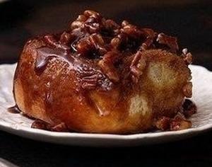 Липкие булочки с корицей и грецкими орехами