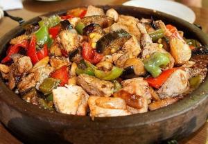 Мясо с овощами на болгарском саче
