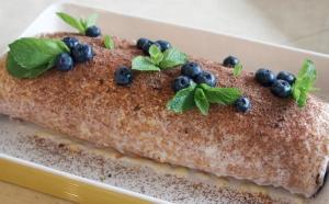 Нежный рулет со сметанным кремом и ягодками