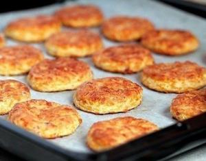 Печенье с беконом и сыром