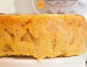Пышная шарлотка с яблоками в мультиварке