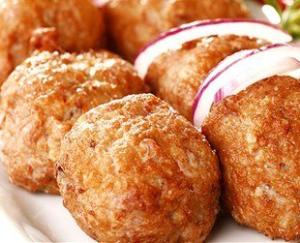 Рубленые куриные котлеты с грибами и зеленым базиликом