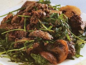 Салат из рукколы с куриной печенью