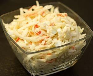 Салат с капустой и крабовыми палочками