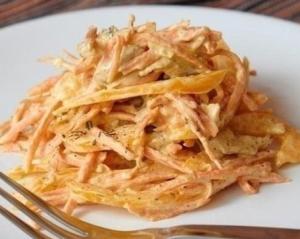 Салат с курицей, перцем и морковью