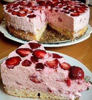 Торт с творожно-клубничной начинкой