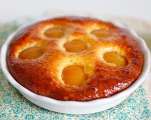 Творожный пирог с персиками и джемом