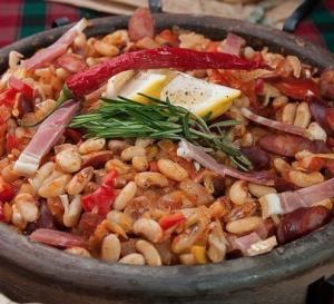 Фасоль в деревенском стиле с колбасками и овощами