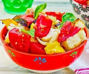 Хлебный салат с курицей-гриль