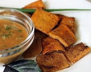 Чипсы из свиной шкурки с соусом
