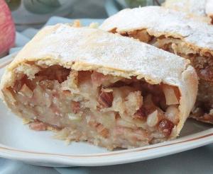 Яблочный штрудель с миндалем и изюмом