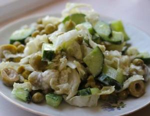 Сырный салат с огурцом и оливками