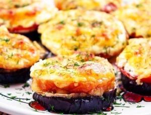Баклажаны, запеченные с помидорами и грибами